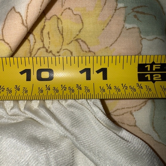 Vanity Fair Cream Satin Slip - Picture 5 of 5